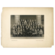 Ecole Turgot, 1 E : photo de classe avec le professeur d'allemand, le directeur et le répétiteur.