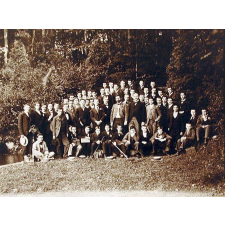 Groupe des élèves de 3e et 4e année en excursion à Chantilly (10 mai 1900). 