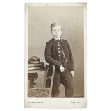 Collégien en costume. 