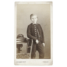 Collégien en costume. 