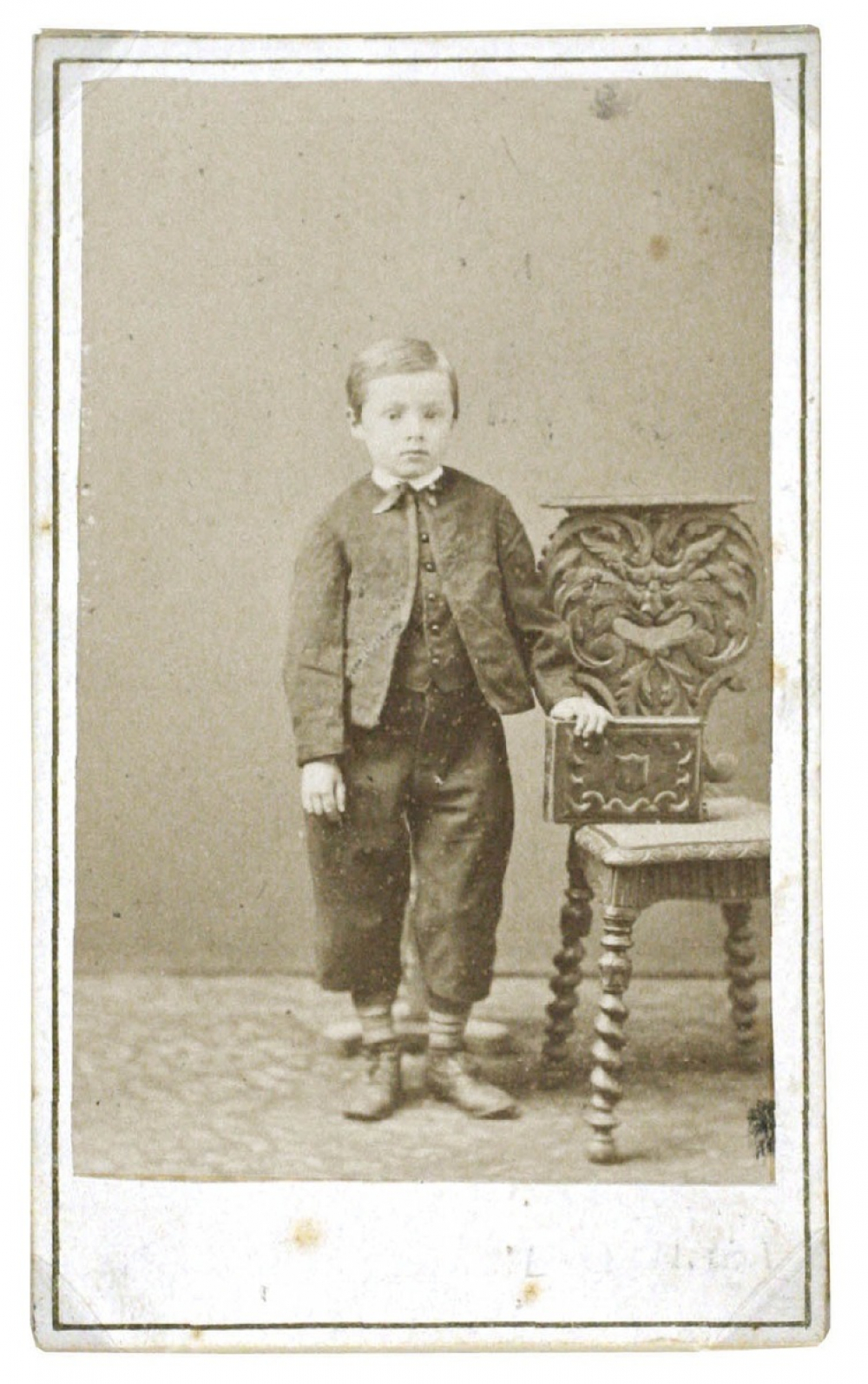 Garçonnet au livre. 