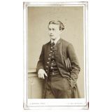 Jeune homme en costume. 