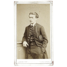 Jeune homme en costume.