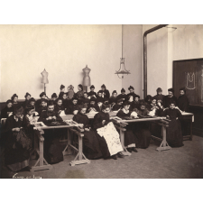 Classe de travail manuel. Ecole Primaire Supérieure de jeunes filles de Lyon.