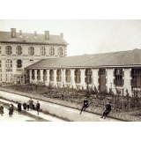 Groupe scolaire des garçons à Dombasle-sur-Meurthe - Verger et classes. 