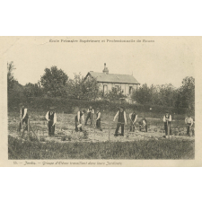 Ecole Primaire Supérieure et Professionnelle de Rouen - 15 - Jardin - Groupe d'Elèves travaillant dans leurs Jardinets.