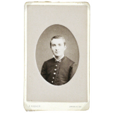 Portrait en médaillon d'un jeune homme en uniforme. 