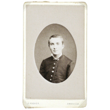 Portrait en médaillon d'un jeune homme en uniforme.