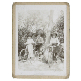 Enfants sur bicyclettes . 