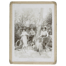 Enfants sur bicyclettes .