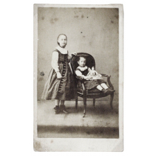 Petites filles, avec poupée et fauteuil. 