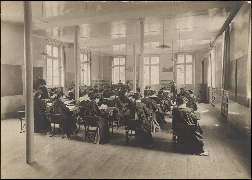 Ecole Normale d'Institutrices des Batignolles (Paris). La salle d'études.


