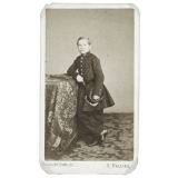 Portrait en pied d'un garçon en uniforme. 