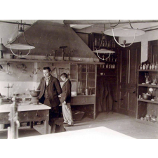 Ecole Primaire Supérieure de garçons, 44 rue Condé à Lyon - Laboratoire. 