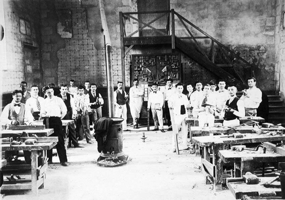 Ecole Normale d'Instituteurs de la Gironde - Elèves de la promotion 1896-99 en salle de travail manuel. 