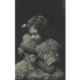 Petite fille à la flûte de Pan. 