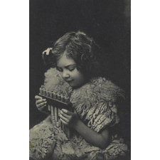 Petite fille à la flûte de Pan.
