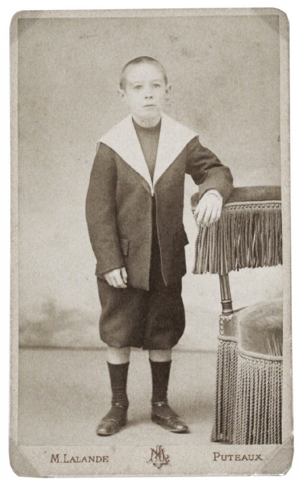 Garçon en culotte courte. 