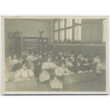 Jeunes filles en classe, Espagne. 