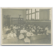Jeunes filles en classe, Espagne.