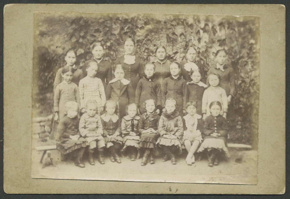Groupe d'élèves d'une école de filles. 