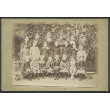 Groupe d'élèves d'une école de filles.