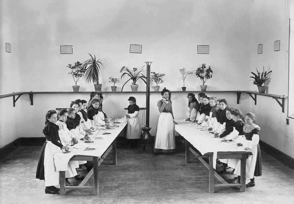 Leçon de repassage - Ecole primaire de filles de Cagouilles.