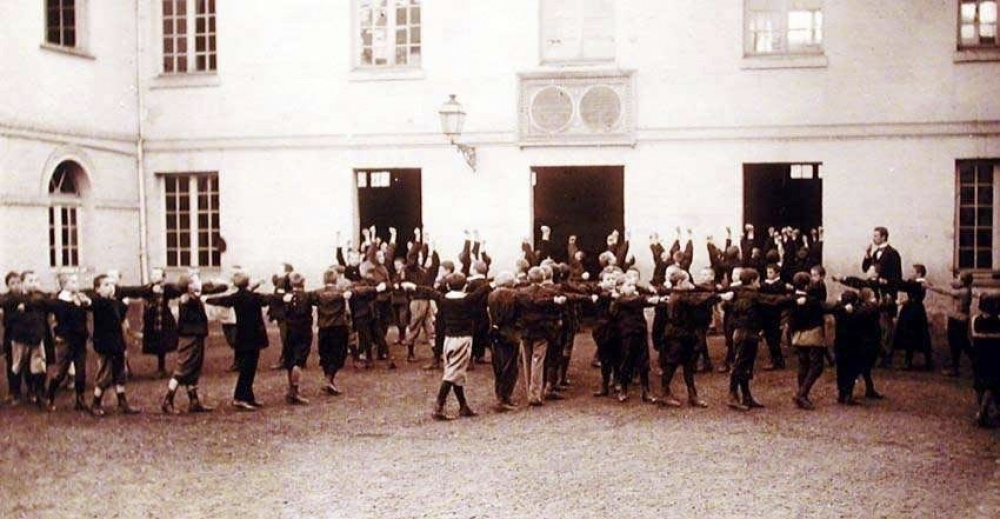 Ecole Pellerin à Beauvais - Gymnastique préparatoire (groupe n°3) : Marche et assouplissements combinés. 