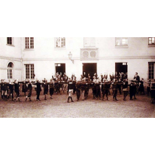 Ecole Pellerin à Beauvais - Gymnastique préparatoire (groupe n°3) : Marche et assouplissements combinés.
