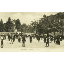 4 - Lourdoueix-St-Michel - Cour de Récréation.