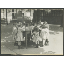 Enfants en pleine observation.