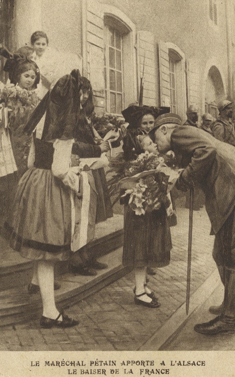 Le Maréchal Pétain apporte à l'Alsace le baiser de la France.