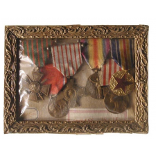Décorations militaires encadrées. 