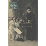 Grand-mère et petits-enfants. 