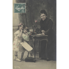 Grand-mère et petits-enfants.