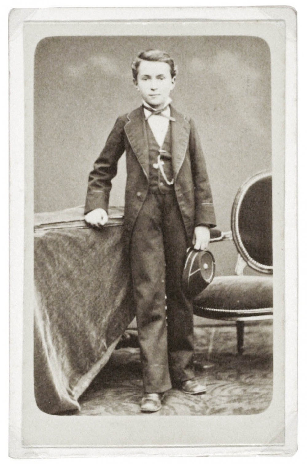 Jeune garçon en costume. 