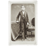 Jeune garçon en costume. 
