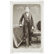Jeune garçon en costume.
