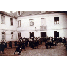 Ecole Pellerin à Beauvais - Récréation (groupe n°4) : Jeux en groupes réglés par le maître.