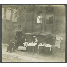 Le ménage de la poupée, place Jeanne d'Arc.