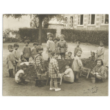 Enfants de maternelle jardinant.