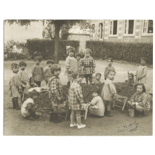Enfants de maternelle jardinant.