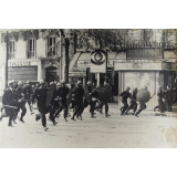 Manifestation avec porte-drapeau en tête de cortège
