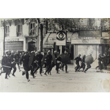 Manifestation avec porte-drapeau en tête de cortège