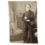 Jeune homme en costume. 