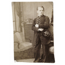 Jeune homme en costume.