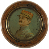 Boîte de boutons de chocolat Menier à l'effigie du général Mangin. 