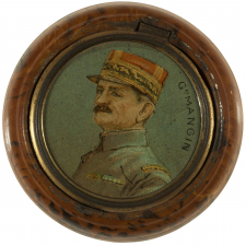 Boîte de boutons de chocolat Menier à l'effigie du général Mangin. 