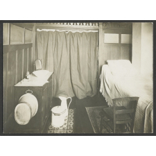 Ecole Normale d'Instituteurs de la Seine. Intérieur de chambre d'élève et salle de bains et de douches.
