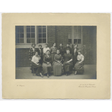 Groupe d'institutrices à Becon-les-Bruyères.